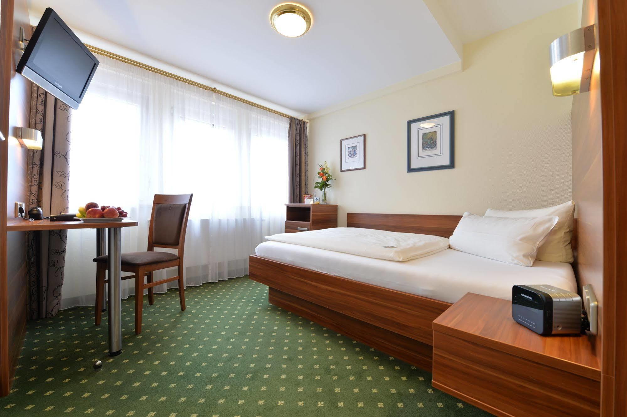 Hotel Schoengarten Garni ลินเดา ภายนอก รูปภาพ
